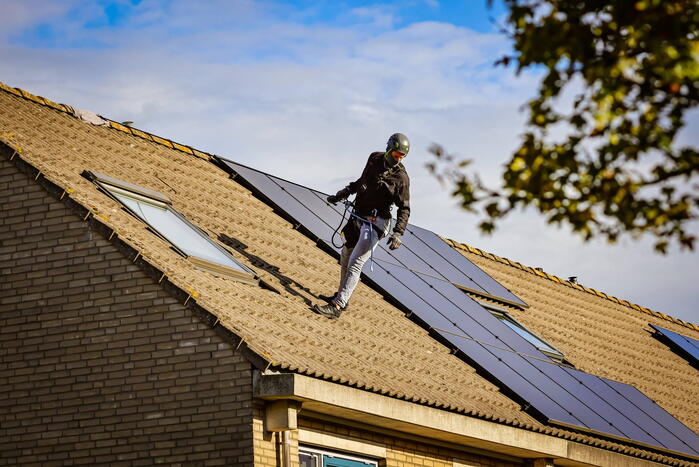 Verward persoon sluit zichzelf op in woning