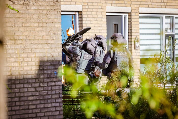 Verward persoon sluit zichzelf op in woning