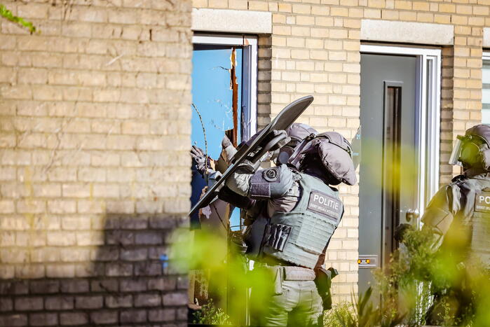 Verward persoon sluit zichzelf op in woning