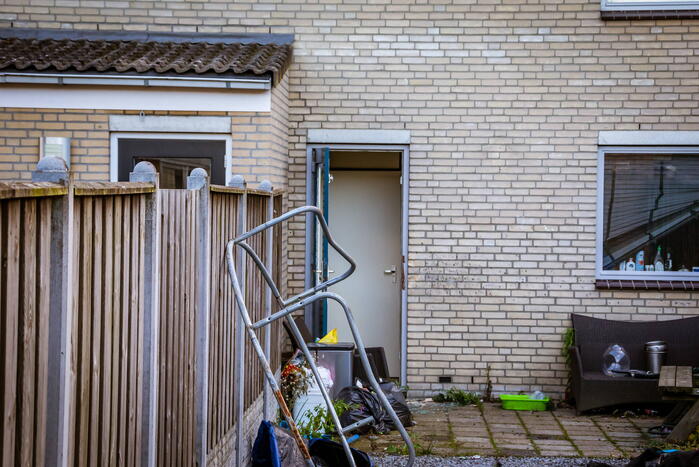 Verward persoon sluit zichzelf op in woning