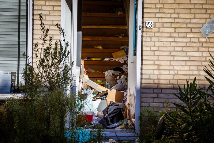 Verward persoon sluit zichzelf op in woning