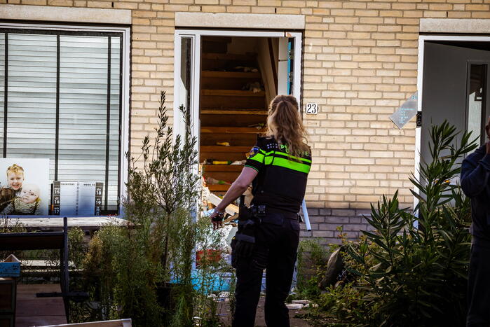 Verward persoon sluit zichzelf op in woning