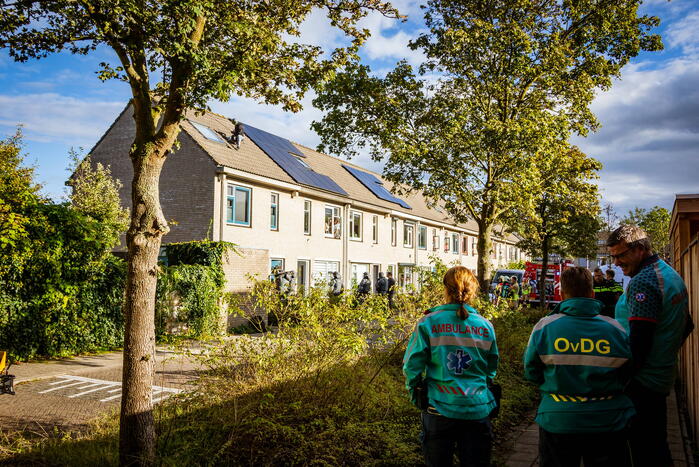 Verward persoon sluit zichzelf op in woning