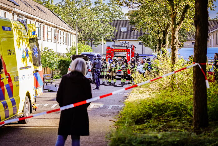 Verward persoon sluit zichzelf op in woning