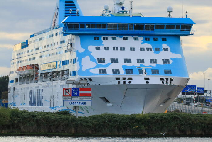 Cruiseschip voor asielzoekers afgemeerd in haven
