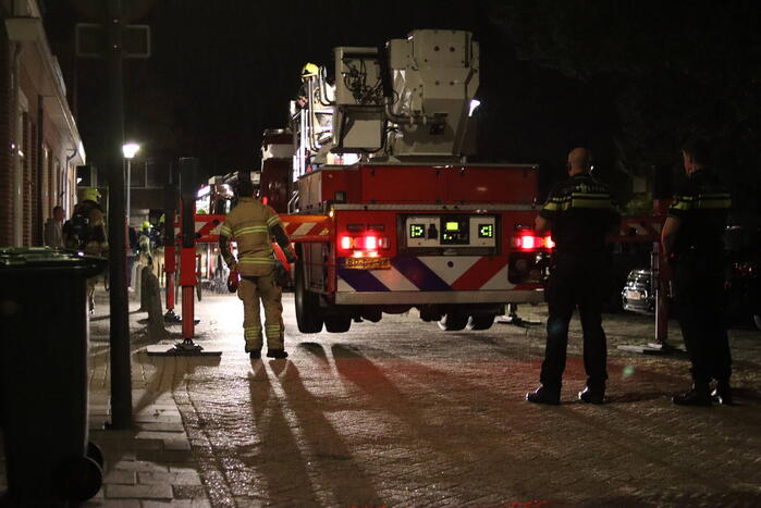 Brandweer veegt schoorsteen na brand