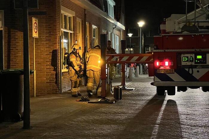 Brandweer veegt schoorsteen na brand