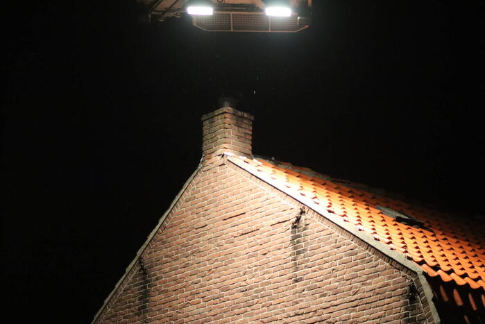 Brandweer veegt schoorsteen na brand