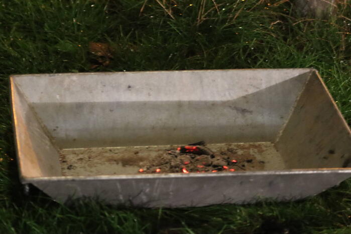 Brandweer veegt schoorsteen na brand