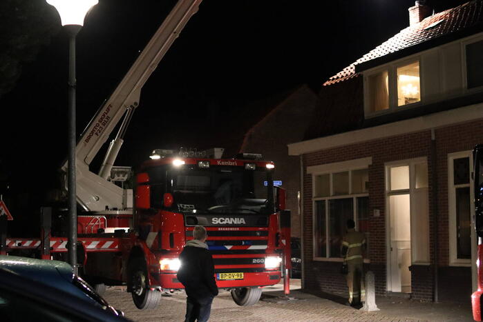 Brandweer veegt schoorsteen na brand