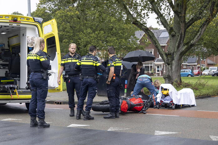 Motorrijder gaat onderuit en raakt gewond