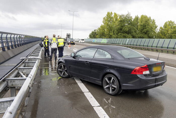 Bestuurder botst met auto tegen vangrail