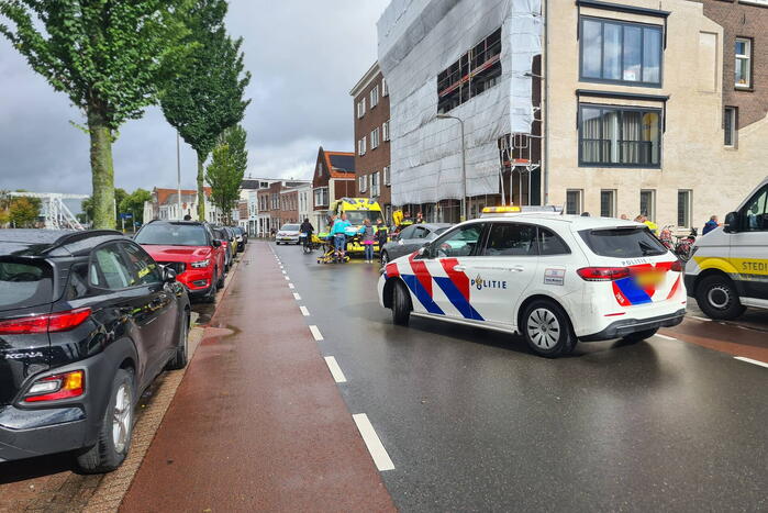 Vrouw op fiets gewond bij botsing met auto