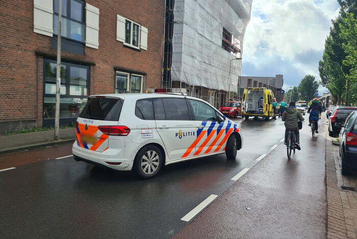 Vrouw op fiets gewond bij botsing met auto