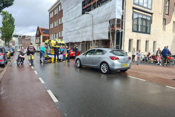 Vrouw op fiets gewond bij botsing met auto