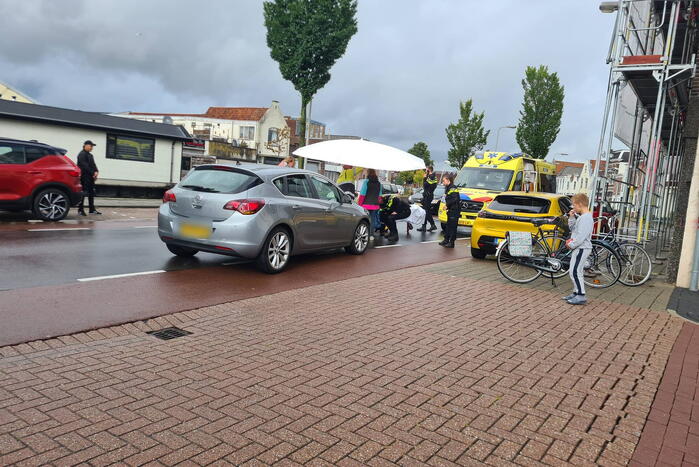 Vrouw op fiets gewond bij botsing met auto