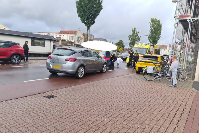 Vrouw op fiets gewond bij botsing met auto