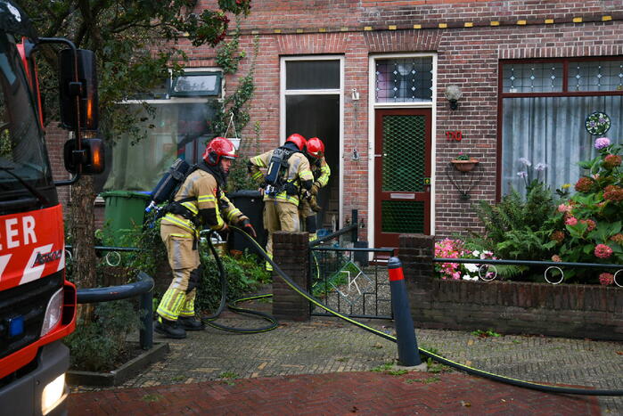 Stoel in woonkamer vliegt in brand