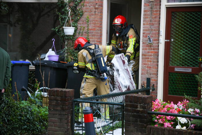 Stoel in woonkamer vliegt in brand
