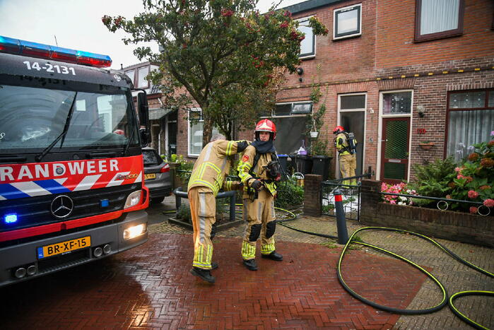 Stoel in woonkamer vliegt in brand