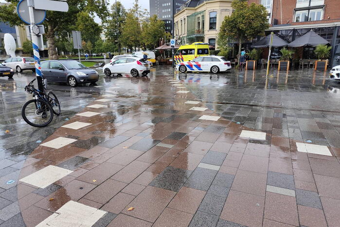 Fietser en automobilist met elkaar in botsing