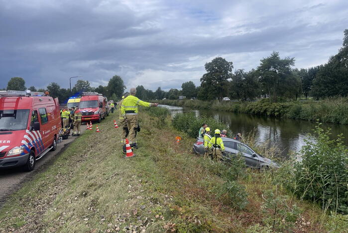 Auto belandt bijna te water