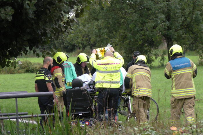 Persoon met scootmobiel te water