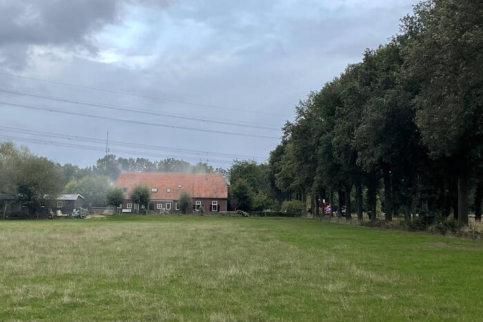 Veel rookontwikkeling bij brand in woonboerderij