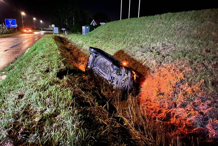 Automobilist vliegt uit de bocht en belandt in sloot