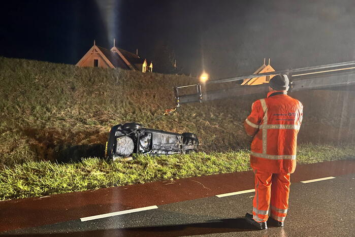 Automobilist vliegt uit de bocht en belandt in sloot