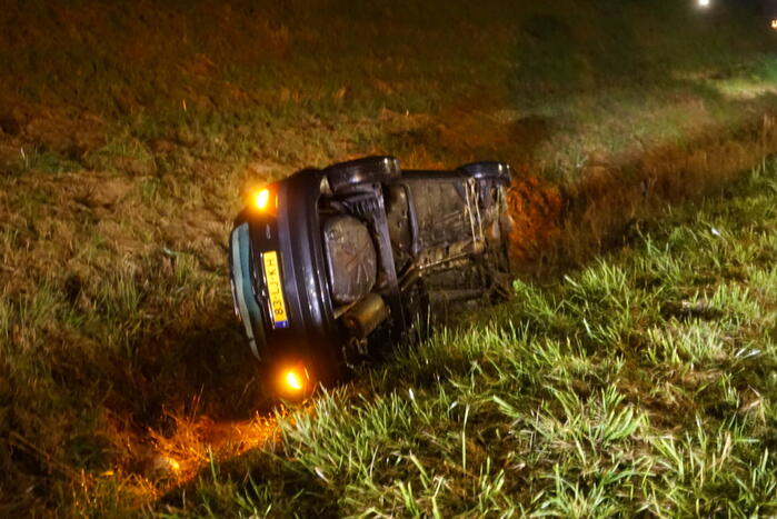 Automobilist vliegt uit de bocht en belandt in sloot