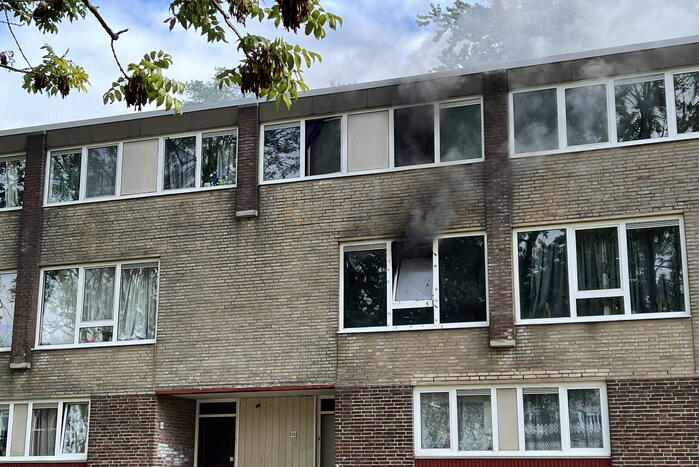 Veel zwarte rook bij woningbrand