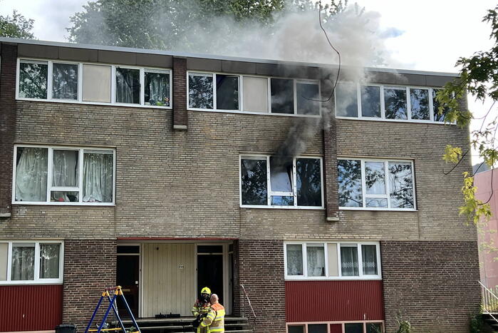 Veel zwarte rook bij woningbrand