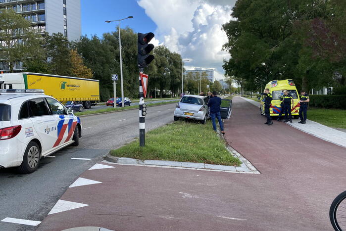Twee personenwagens botsen achter op elkaar