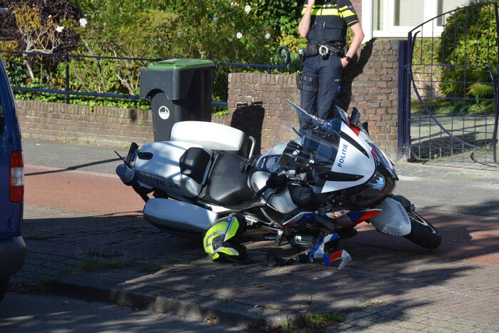 Motoragent gewond bij botsing met bestelbus