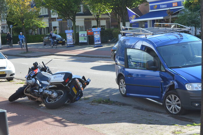 Motoragent gewond bij botsing met bestelbus