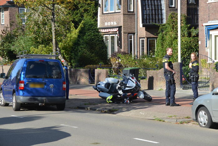 Motoragent gewond bij botsing met bestelbus