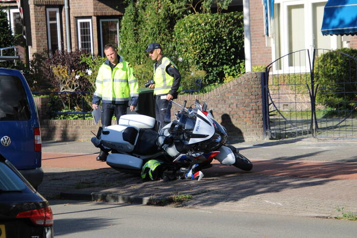 Motoragent gewond bij botsing met bestelbus