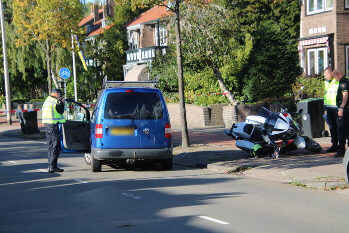 Motoragent gewond bij botsing met bestelbus
