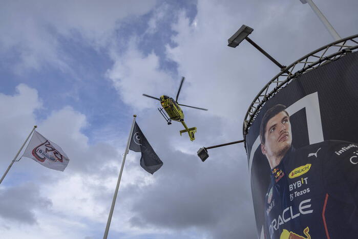 Traumahelikopter landt op circuit