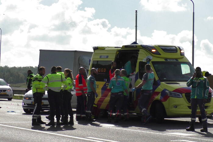 Traumahelikopter landt op snelweg na ernstig ongeval