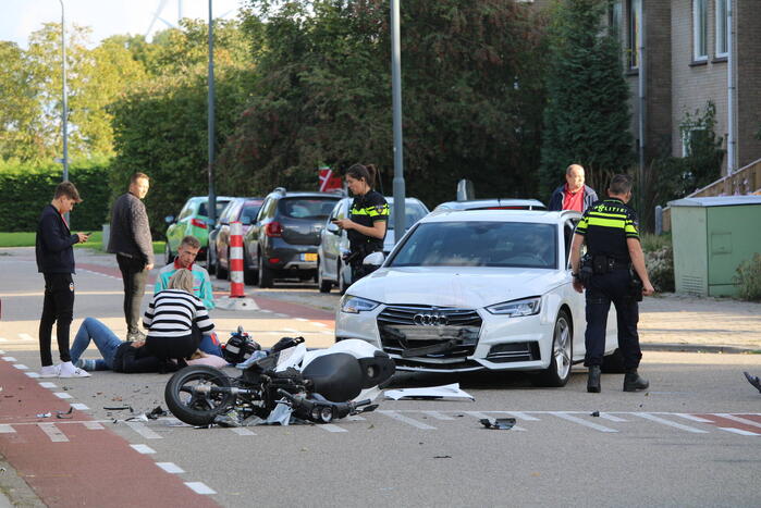 Scooterrijder geschept door auto