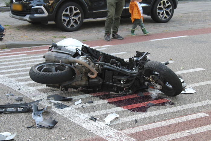 Scooterrijder geschept door auto