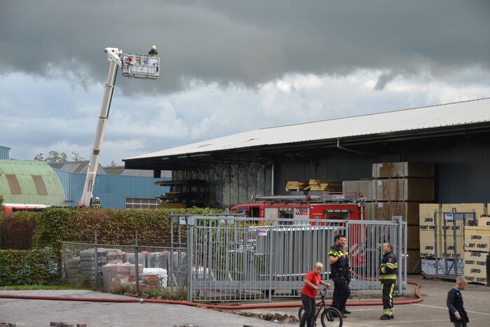 Containerbrand slaat over naar loods