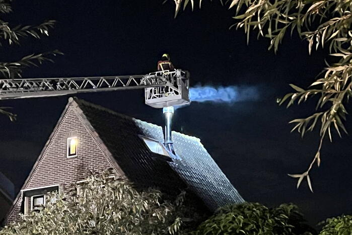 Brand in schoorsteen van woning