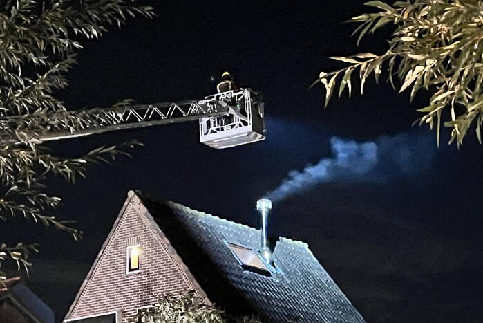 Brand in schoorsteen van woning