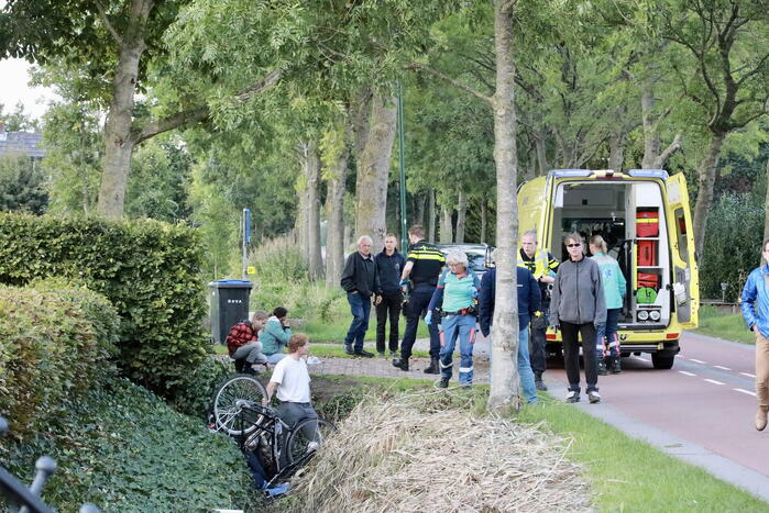Fietser gewond na val in sloot