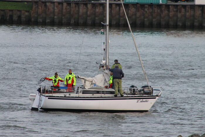 Brandweer ingezet voor los trekken vastgelopen zeilboot