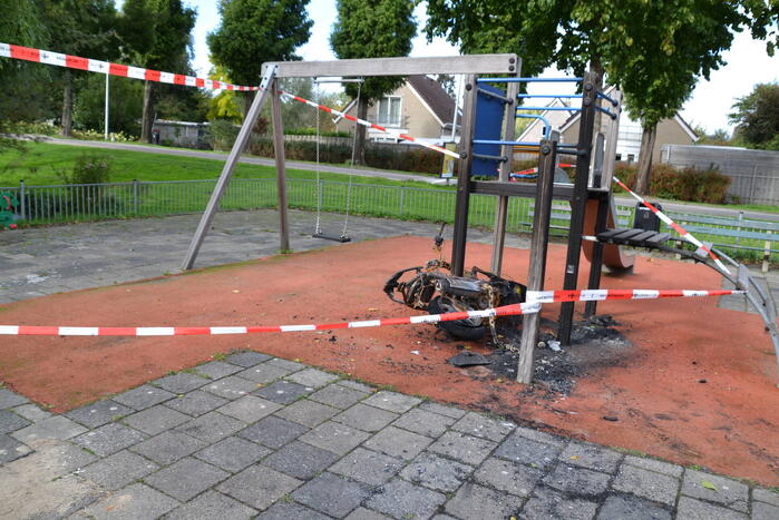 Scooter verwoest door brandstichting