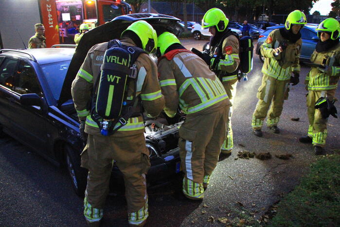 Rookontwikkeling onder motorkap van auto
